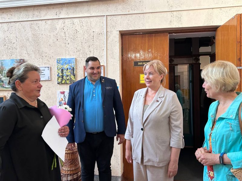 В Костюковичах открылась юбилейная выставка детской школы изобразительных искусств