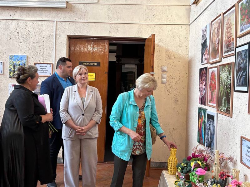 В Костюковичах открылась юбилейная выставка детской школы изобразительных искусств