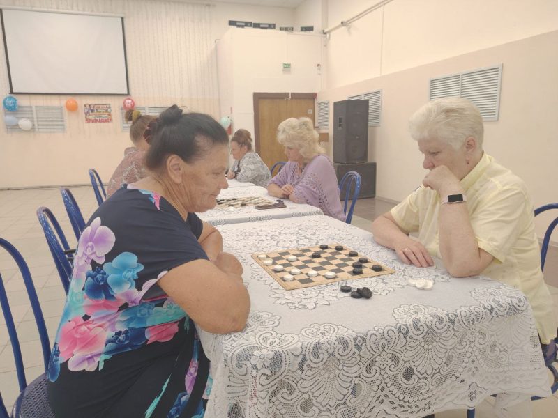 Костюковичские ветераны сразились в турнире по шахматам и шашкам