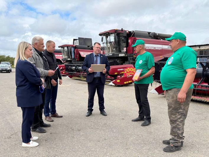 Отличились на жатве: кто пополнил список передовиков уборочной кампании на Костюковщине Отличились на жатве: кто пополнил список передовиков уборочной кампании на Костюковщине