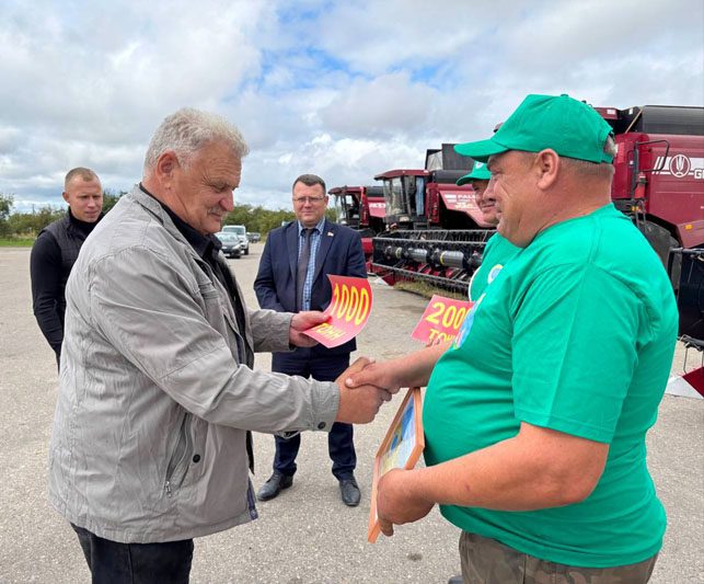 Отличились на жатве: кто пополнил список передовиков уборочной кампании на Костюковщине Отличились на жатве: кто пополнил список передовиков уборочной кампании на Костюковщине