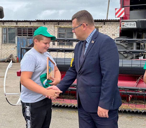 Отличились на жатве: кто пополнил список передовиков уборочной кампании на Костюковщине Отличились на жатве: кто пополнил список передовиков уборочной кампании на Костюковщине