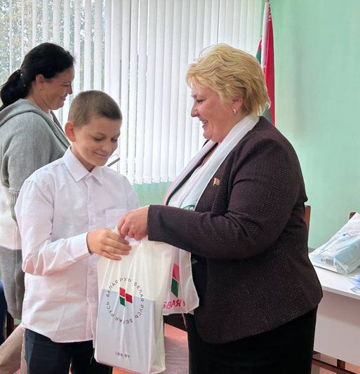 Костюковичские школьники получили подарки от РОО "Белая Русь"