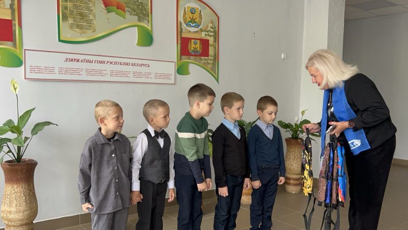 Районная организация ОО «Белорусский союз женщин» вручила подарки первоклашкам СШ №2