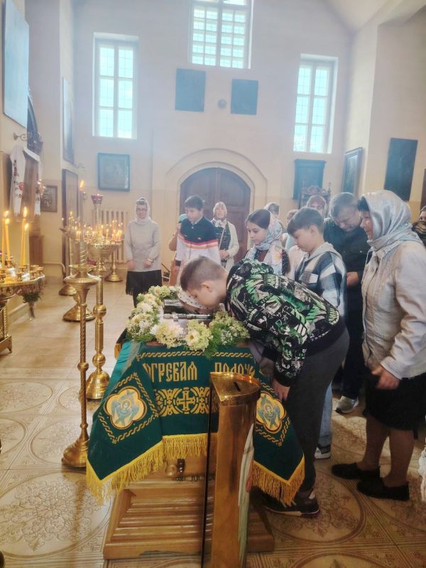 Православные верующие празднуют Успение Пресвятой Богородицы