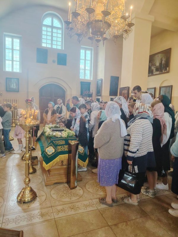 Православные верующие празднуют Успение Пресвятой Богородицы