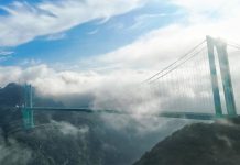 Самый высокий в мире мост открылся для движения транспорта в Китае