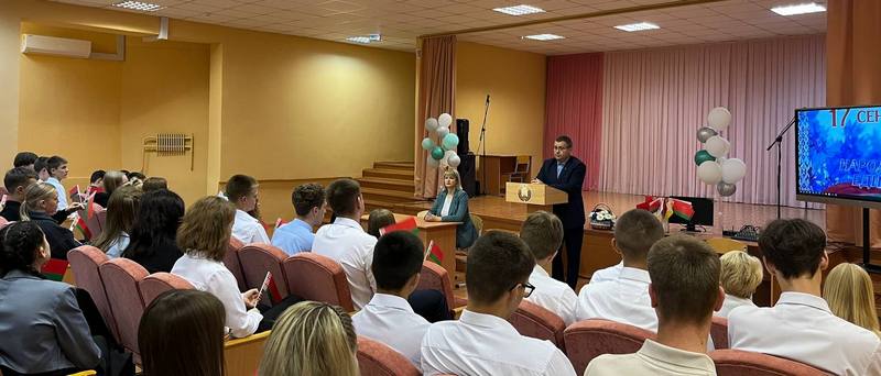 Диалоговая площадка «День народного единства: история и настоящее время» состоялась в средней школе № 4 г. Костюковичи