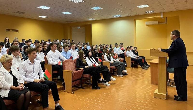 Диалоговая площадка «День народного единства: история и настоящее время» состоялась в средней школе № 4 г. Костюковичи