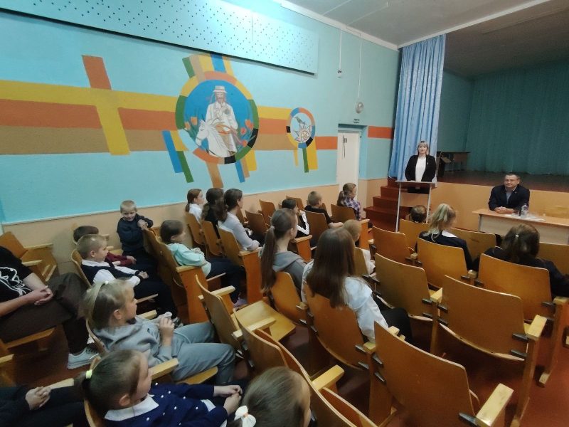 Диалоговая площадка «Профилактика преступлений и административных правонарушений среди несовершеннолетних» состоялась в Муринборской средней школе  