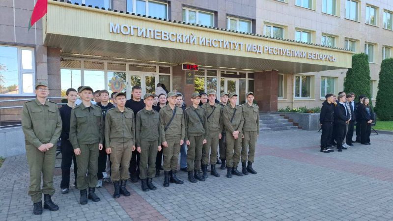 Школьники из Костюковичей окунулись в атмосферу учебного заведения МВД