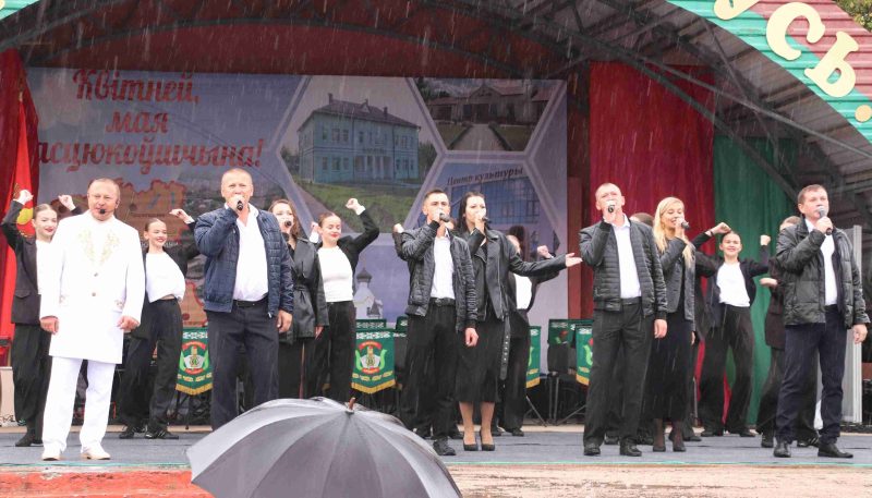 ФОТОФАКТ: Праздничный концерт на площади Амфитеатра