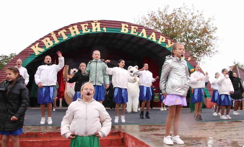 ФОТОФАКТ: Праздничный концерт на площади Амфитеатра