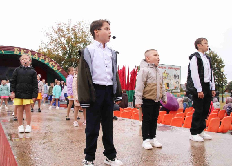 ФОТОФАКТ: Праздничный концерт на площади Амфитеатра