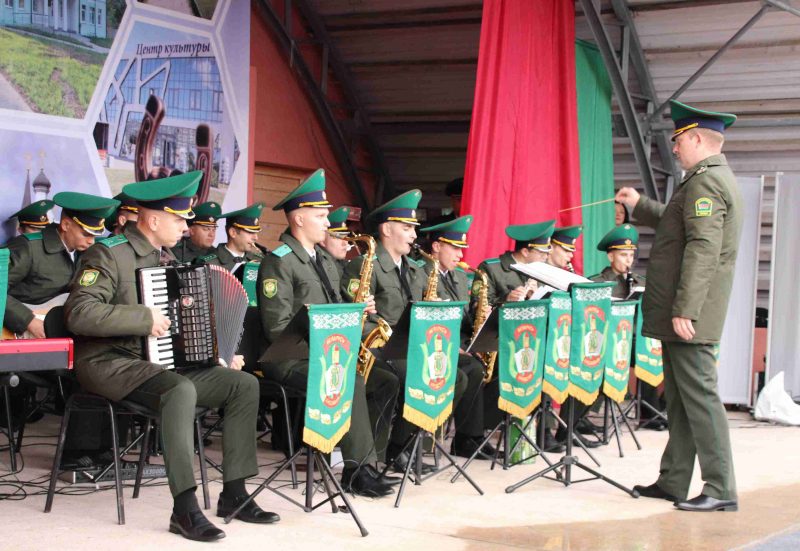 ФОТОФАКТ: Праздничный концерт на площади Амфитеатра