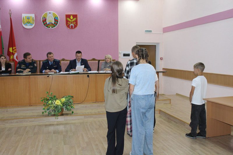 Заседание комиссии по делам несовершеннолетних состоялось в Костюковичском райисполкоме Заседание комиссии по делам несовершеннолетних состоялось в Костюковичском райисполкоме