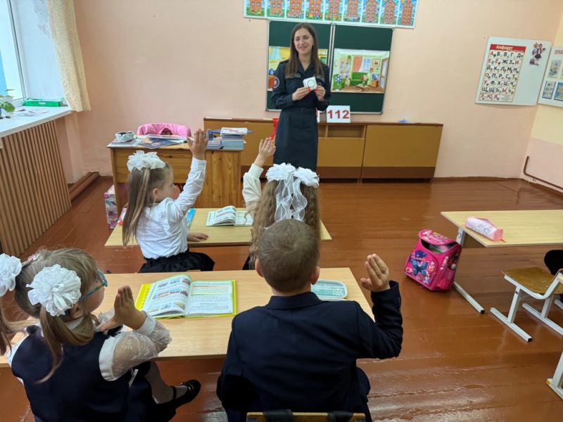 Дети играют- правила изучают! Сотрудники МЧС посетили сельские школы района