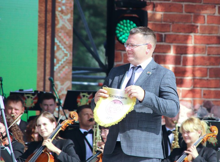 ФОТАФАКТ: Дэлегацыю з Касцюковіцкага раёну віталі на XXXII Дні беларускага пісьменства ў Лідзе ФОТАФАКТ: Дэлегацыю з Касцюковіцкага раёну віталі на XXXII Дні беларускага пісьменства ў Лідзе