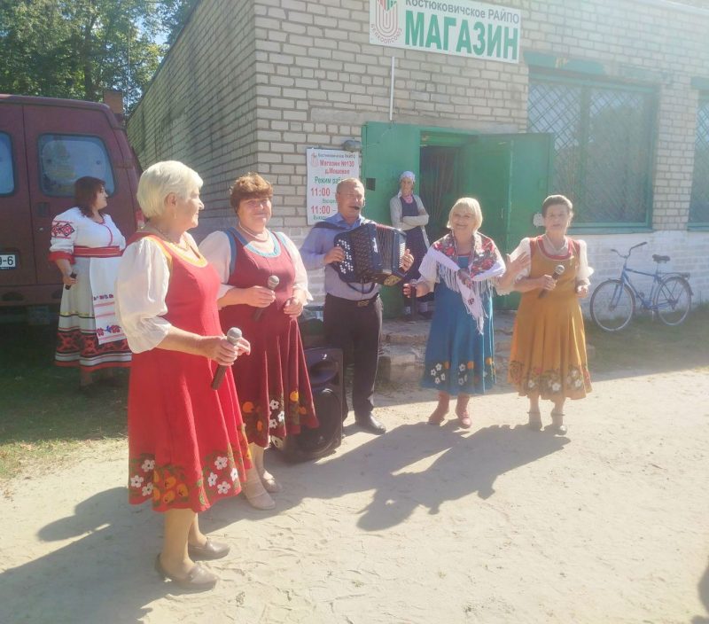 Костюковичские артисты подарили сельчанам «Осеннее настроение»