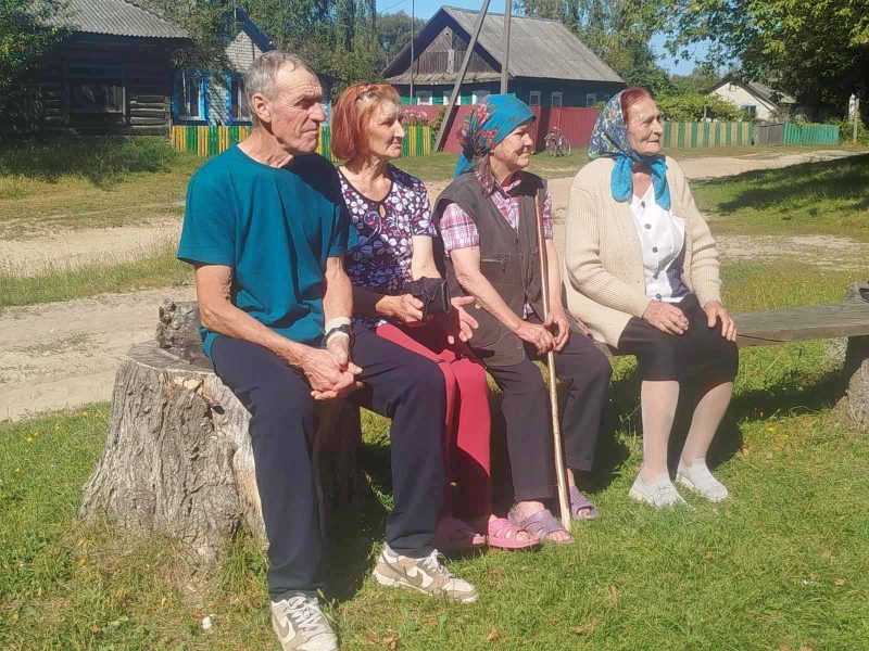 Костюковичские артисты подарили сельчанам «Осеннее настроение»