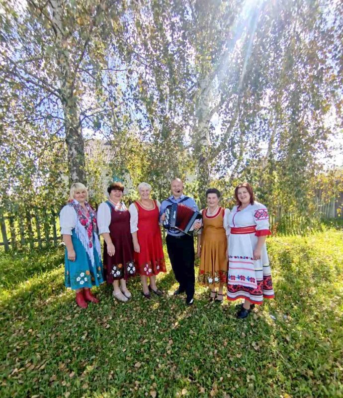 Костюковичские артисты подарили сельчанам «Осеннее настроение»