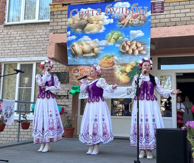 ФОТОФАКТ: Традиционное "Свята бульбы" прошло в деревне Мурин Бор