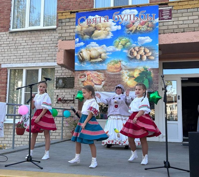 ФОТОФАКТ: Традиционное "Свята бульбы" прошло в деревне Мурин Бор