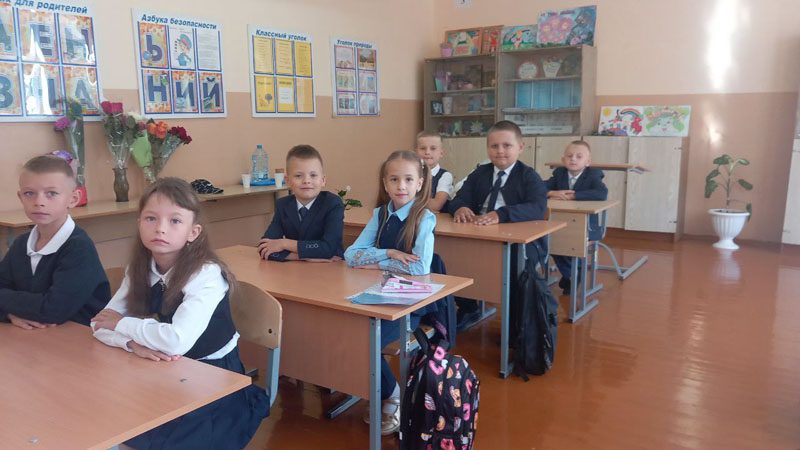 ФОТОФАКТ: Новосамотевичская школа распахнула двери для 13 первоклассников