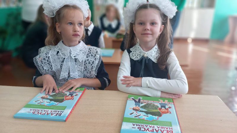 ФОТОФАКТ: Новосамотевичская школа распахнула двери для 13 первоклассников