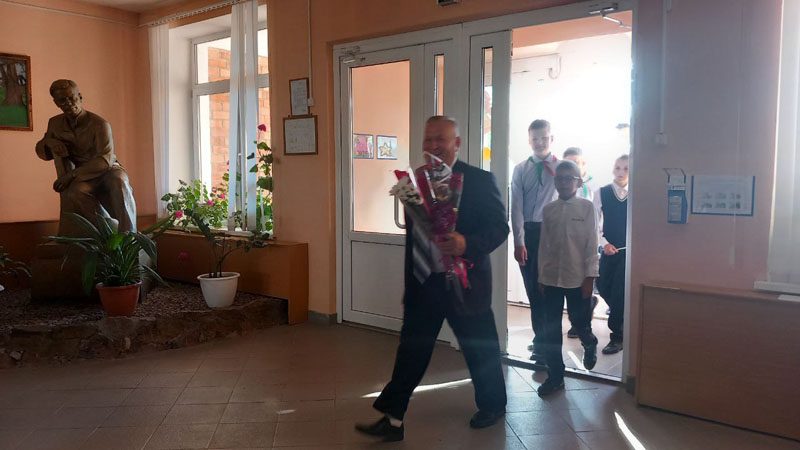 ФОТОФАКТ: Новосамотевичская школа распахнула двери для 13 первоклассников