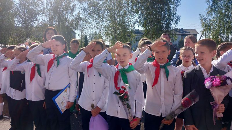 ФОТОФАКТ: Новосамотевичская школа распахнула двери для 13 первоклассников