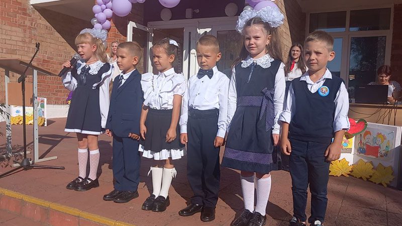 ФОТОФАКТ: Новосамотевичская школа распахнула двери для 13 первоклассников
