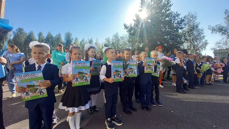 ФОТОФАКТ: Новосамотевичская школа распахнула двери для 13 первоклассников