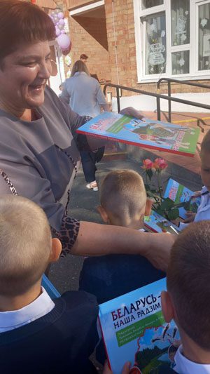 ФОТОФАКТ: Новосамотевичская школа распахнула двери для 13 первоклассников