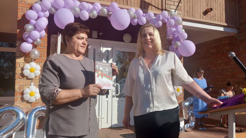 ФОТОФАКТ: Новосамотевичская школа распахнула двери для 13 первоклассников