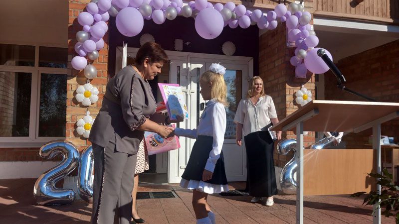 ФОТОФАКТ: Новосамотевичская школа распахнула двери для 13 первоклассников