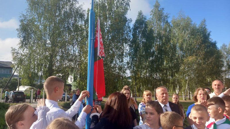 ФОТОФАКТ: Новосамотевичская школа распахнула двери для 13 первоклассников