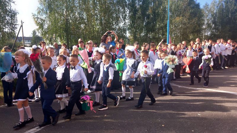 ФОТОФАКТ: Новосамотевичская школа распахнула двери для 13 первоклассников