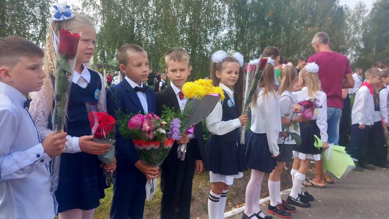 ФОТОФАКТ: Новосамотевичская школа распахнула двери для 13 первоклассников
