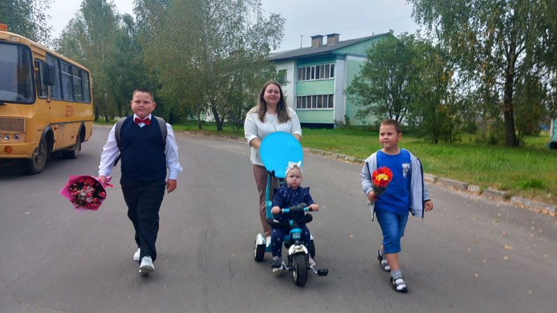 ФОТОФАКТ: Новосамотевичская школа распахнула двери для 13 первоклассников