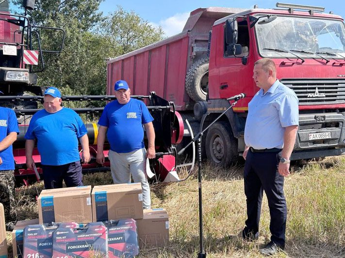 Герои дня: передовиков жатвы чествовали в филиале № 1 «Цемагро»