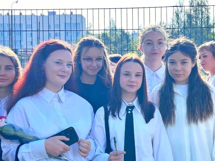 ФОТОФАКТ: Яркие моменты праздничной линейки в Костюковичской средней школе №4 ФОТОФАКТ: Яркие моменты праздничной линейки в Костюковичской средней школе №4