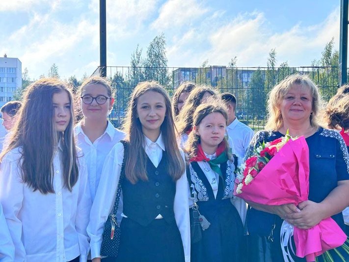 ФОТОФАКТ: Яркие моменты праздничной линейки в Костюковичской средней школе №4 ФОТОФАКТ: Яркие моменты праздничной линейки в Костюковичской средней школе №4