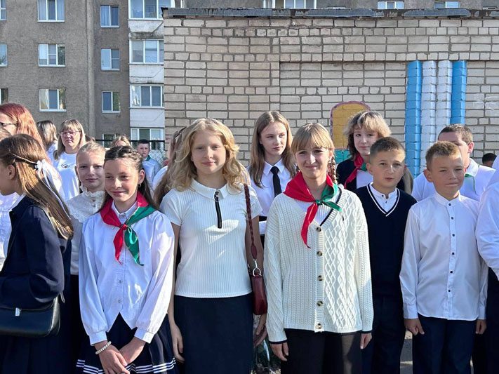 ФОТОФАКТ: Яркие моменты праздничной линейки в Костюковичской средней школе №4 ФОТОФАКТ: Яркие моменты праздничной линейки в Костюковичской средней школе №4