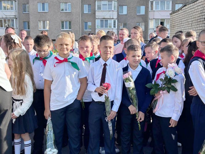 ФОТОФАКТ: Яркие моменты праздничной линейки в Костюковичской средней школе №4 ФОТОФАКТ: Яркие моменты праздничной линейки в Костюковичской средней школе №4