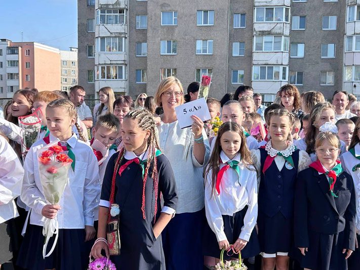 ФОТОФАКТ: Яркие моменты праздничной линейки в Костюковичской средней школе №4 ФОТОФАКТ: Яркие моменты праздничной линейки в Костюковичской средней школе №4