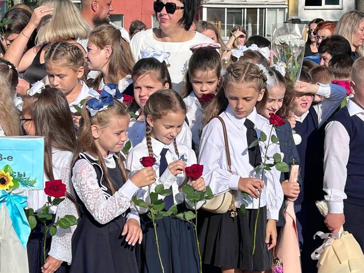 ФОТОФАКТ: Яркие моменты праздничной линейки в Костюковичской средней школе №4 ФОТОФАКТ: Яркие моменты праздничной линейки в Костюковичской средней школе №4