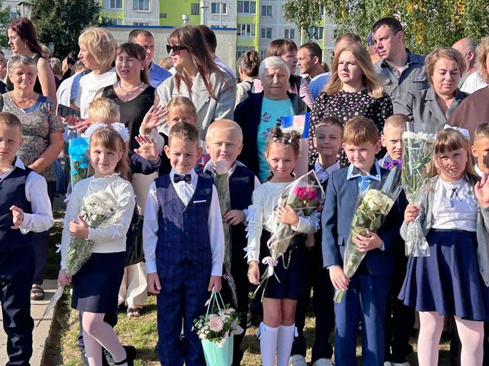 ФОТОФАКТ: Яркие моменты праздничной линейки в Костюковичской средней школе №4 ФОТОФАКТ: Яркие моменты праздничной линейки в Костюковичской средней школе №4