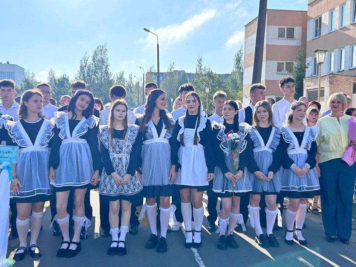 ФОТОФАКТ: Яркие моменты праздничной линейки в Костюковичской средней школе №4 ФОТОФАКТ: Яркие моменты праздничной линейки в Костюковичской средней школе №4