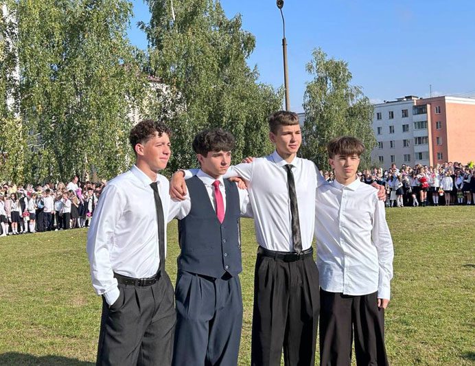 ФОТОФАКТ: Яркие моменты праздничной линейки в Костюковичской средней школе №4 ФОТОФАКТ: Яркие моменты праздничной линейки в Костюковичской средней школе №4